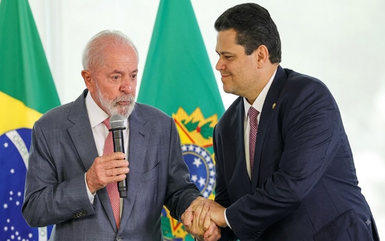 O presidente Luiz Inácio Lula da Silva e o presidente do Senado, Davi Alcolumbre