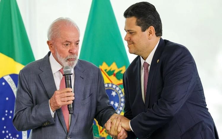 O presidente Luiz Inácio Lula da Silva e o presidente do Senado, Davi Alcolumbre