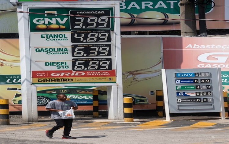 Preços dos combustíveis em placa no Rio de Janeiro, Brasil